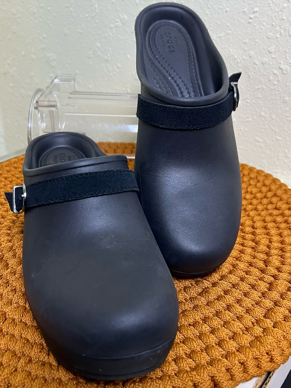 Crocs Women's Sarah Clog. Size 8 Black Pre-Loved